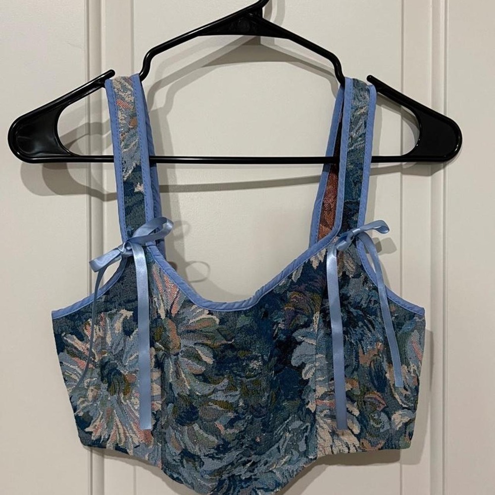 Tapestry style blue floral crop top with  ribon straps in XS